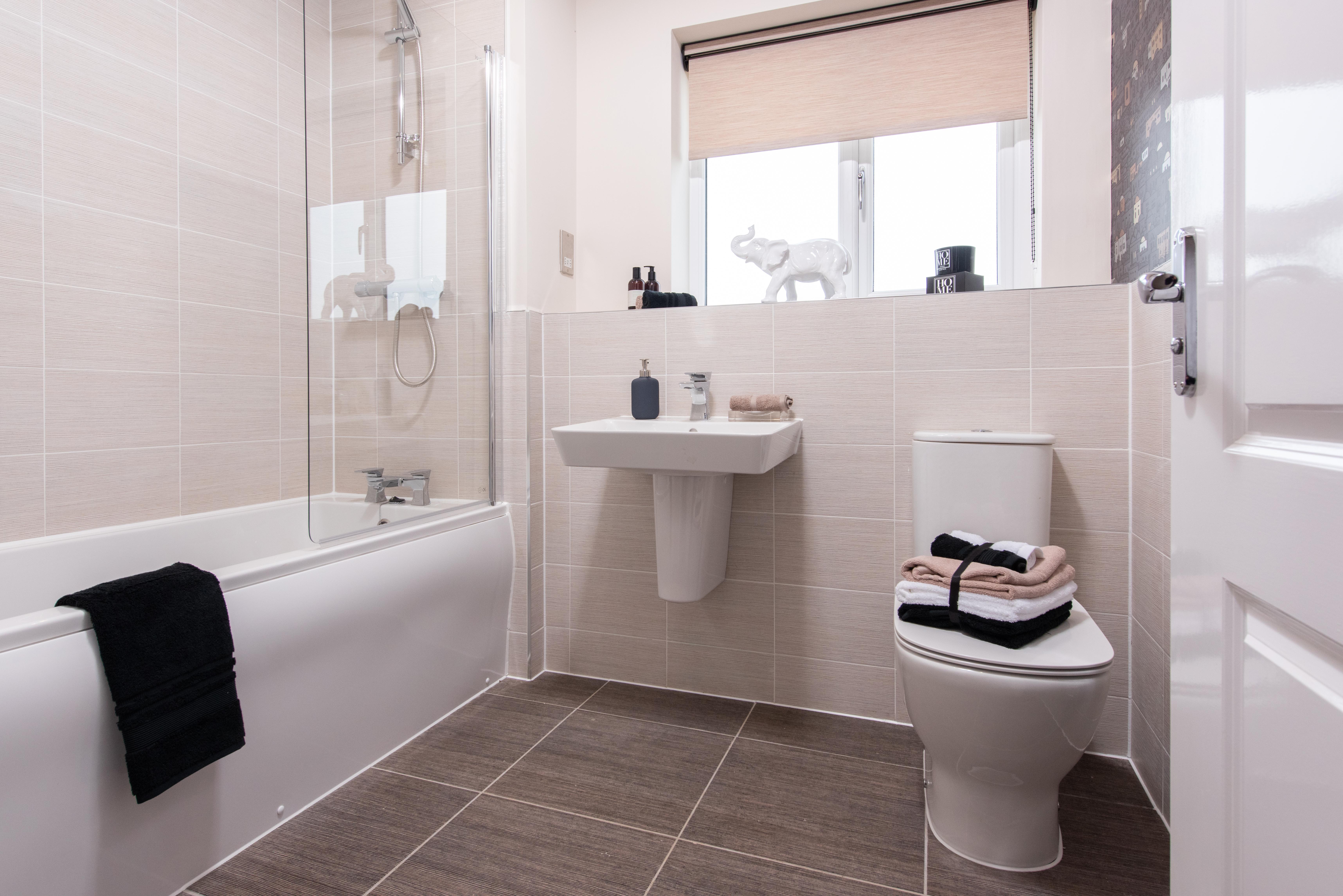 Alston Grange Ellesworth - Main Bathroom
